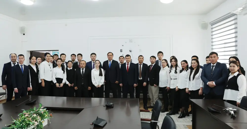 Конституционные реформы и роль молодежи: встреча акима области в Меркенском районе (10)