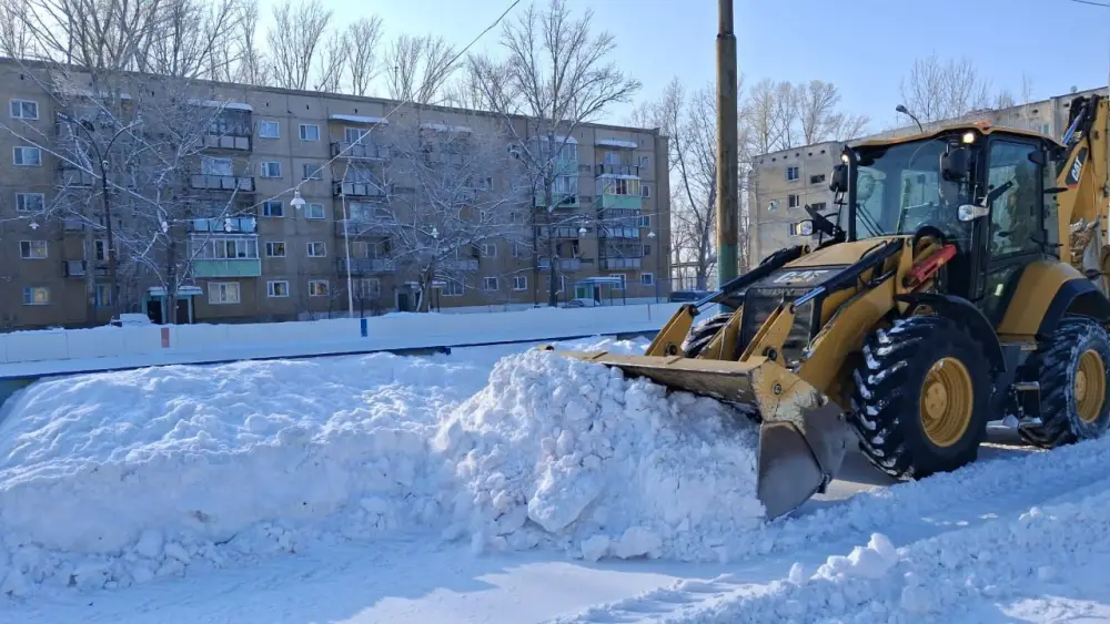 В области Абай на постоянной основе проводятся работы по уборке и вывозу снега (6)