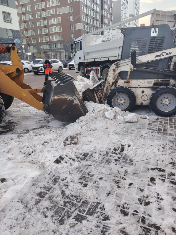 Более тысячи единиц спецтехники задействовано в снегоуборочных работах в Астане (2)
