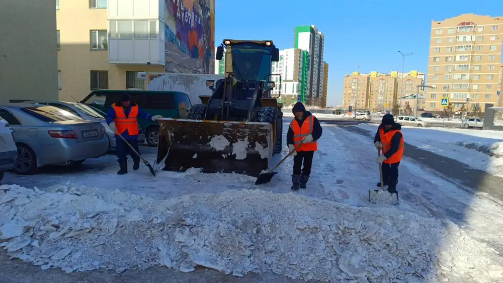 Более 3 100 дорожных рабочих задействовано в снегоуборочных работах в Астане (6)