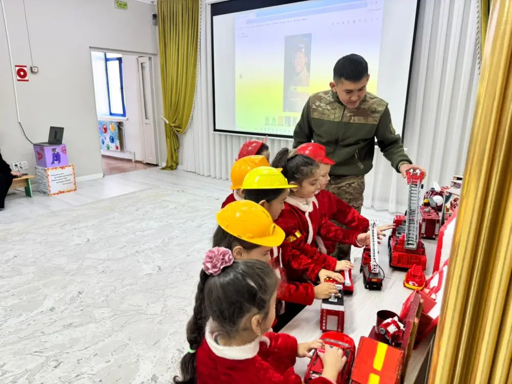 Дети учатся правилам безопасности вместе с МЧС (5)