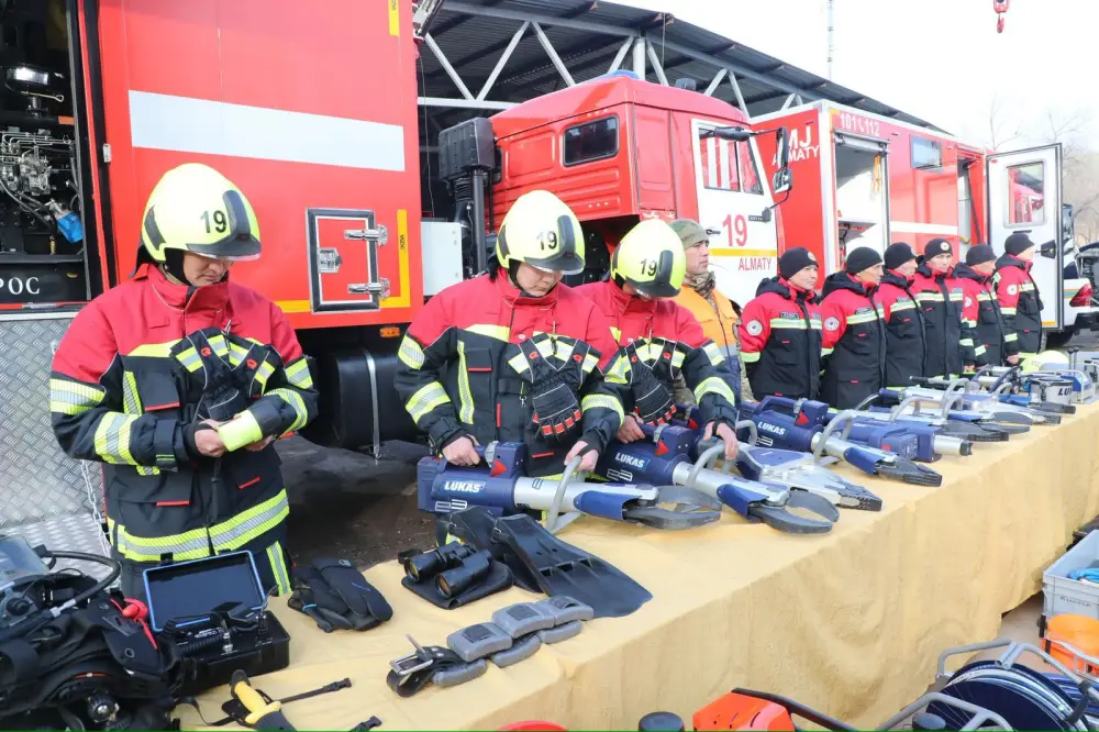 Замакима Алматы Алмасхан Сматлаев проверил готовность пожарно-спасательных подразделений города (2)