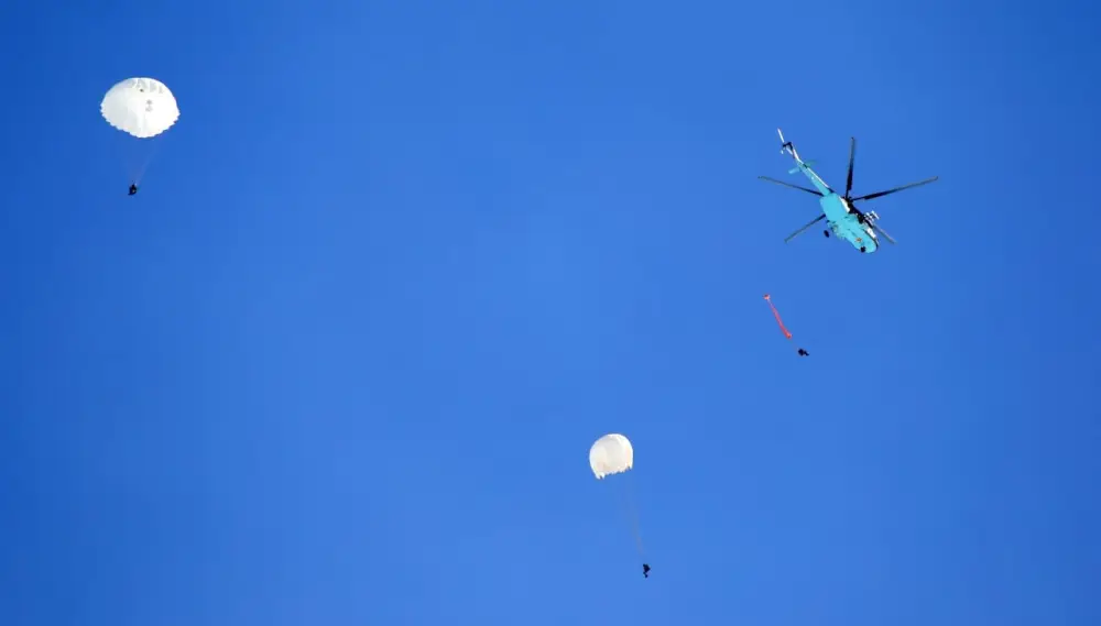 Первые прыжки выполнены: 196 солдат срочной службы десантировались с парашютом (8)