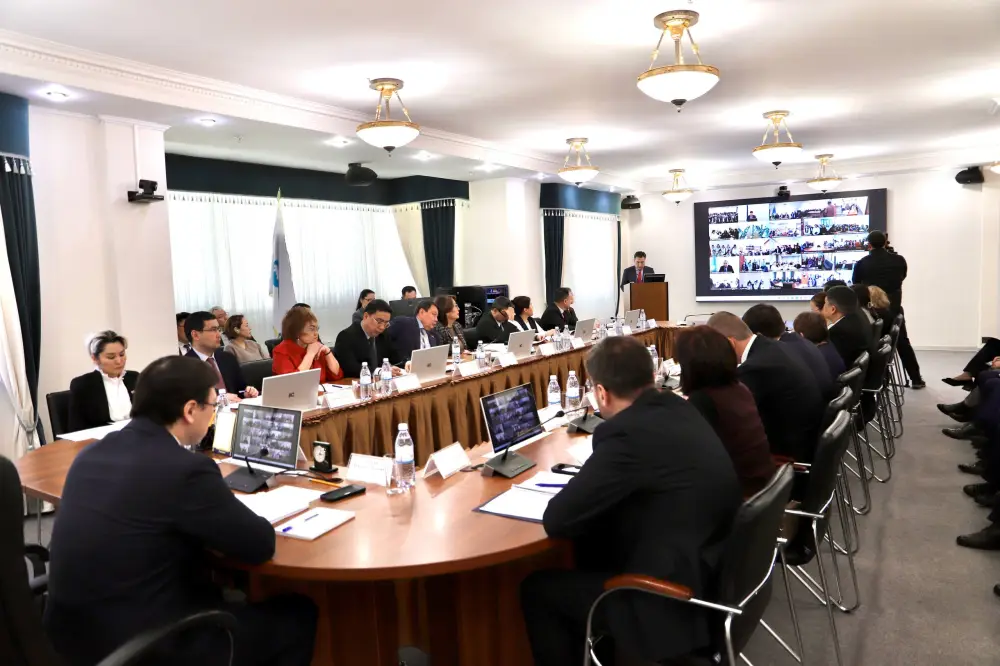 А. Ертаев провел совещание по обсуждению ключевых изменений в проект новой Конституции РК (5)
