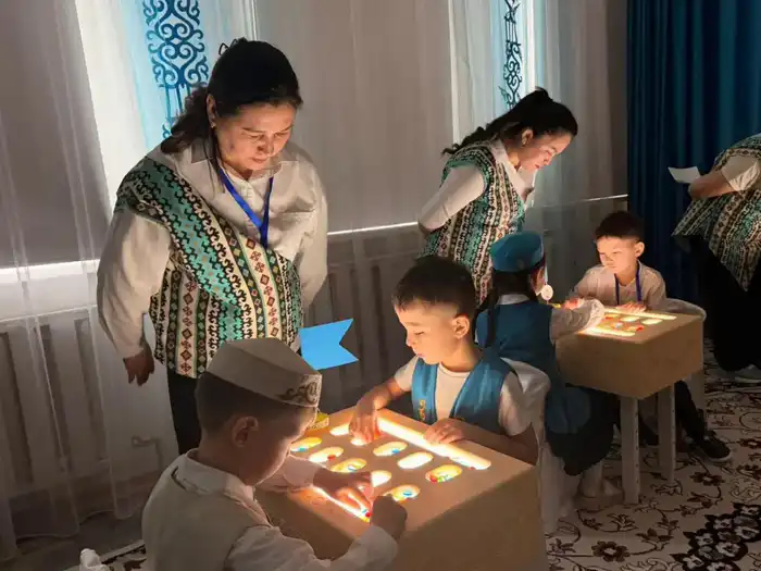 Конкурс по национальной игре «Сәулелі тастар» провели среди особенных дошколят столицы (8)