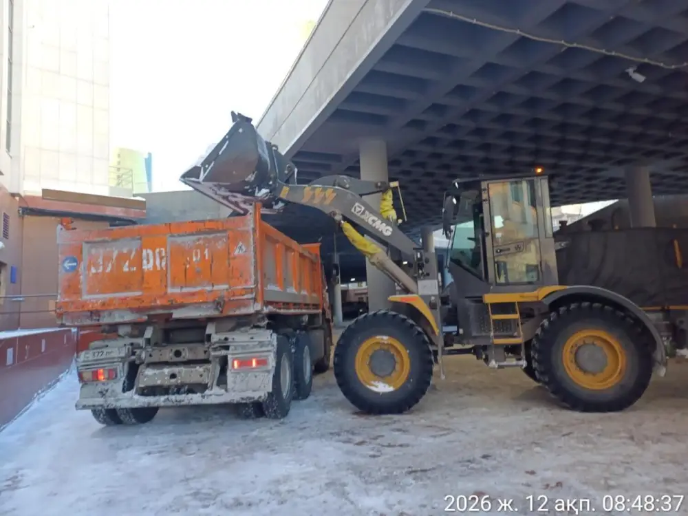 Более 1 700 единиц спецтехники задействованы в уборке снега в Астане (2)