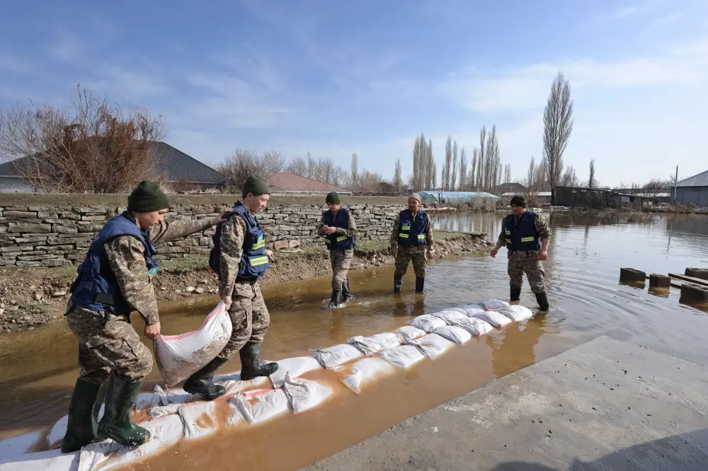 Ербол Карашукеев проверил противопаводковые работы в Таразе (8)