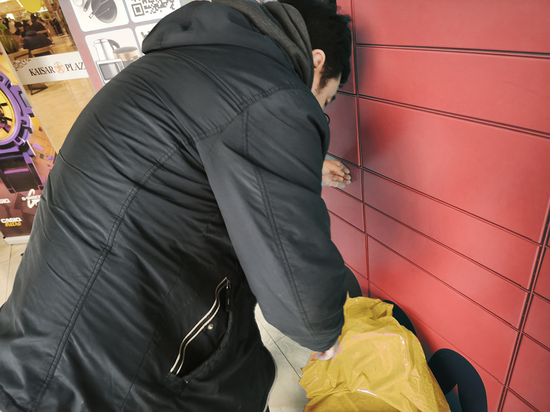 курьер у постамата