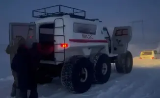 Спасатели продолжают работу по эвакуации людей и автомобилей из снежных заносов в условиях ухудшения погоды