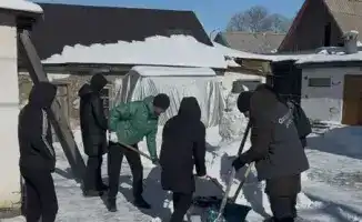 Волонтёры Карагандинской области оказывают поддержку одиноким пенсионерам в условиях зимних трудностей