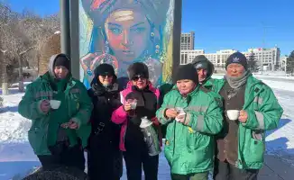 Пенсионеры Астаны благодарят коммунальщиков горячим чаем и сладостями на благотворительной акции