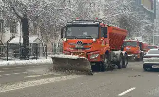 Очистка улиц Алматы от снега 4050 рабочих и 1250 единиц техники