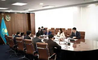 Обсуждение возможностей цифровой трансформации образования между министром образования Казахстана и экспертом в области технологий Ли Кай-Фу