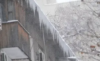 В Алматы подчеркнули важность ответственности за уборку снега и наледи для обеспечения безопасности жителей многоквартирных домов