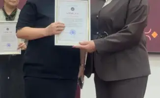 Учащиеся получают дипломы по рабочим специальностям для повышения профессиональной подготовки