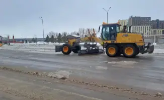 В Астане коммунальные службы активно очищают город от снега, использовав 1 610 единиц техники и 3 076 рабочих