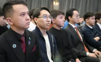 Нурлан Абдиров обсуждает участие молодежи в выборах на встрече со студентами Университета Кунаева