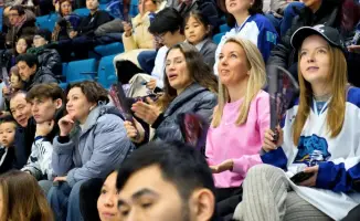 Флаг единства: хоккейный матч «Барыс» стал сценой для Конституционного перформанса