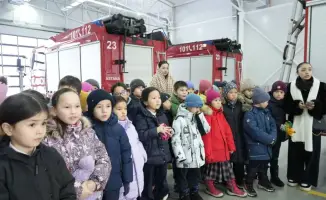 МЧС Казахстана обучает школьников правилам безопасности и первой помощи