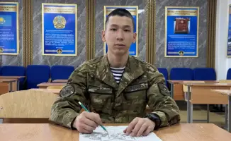 Матрос морской пехоты создает картины о героях Казахстана во время службы