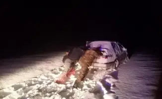 В условиях сильных снегопадов в Казахстане спасены 145 человек и эвакуированы 48 автомобилей