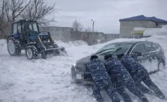 Сотрудники женской колонии УИС области Абай помогли семье, застрявшей в снежной ловушке, выбраться из сложной ситуации