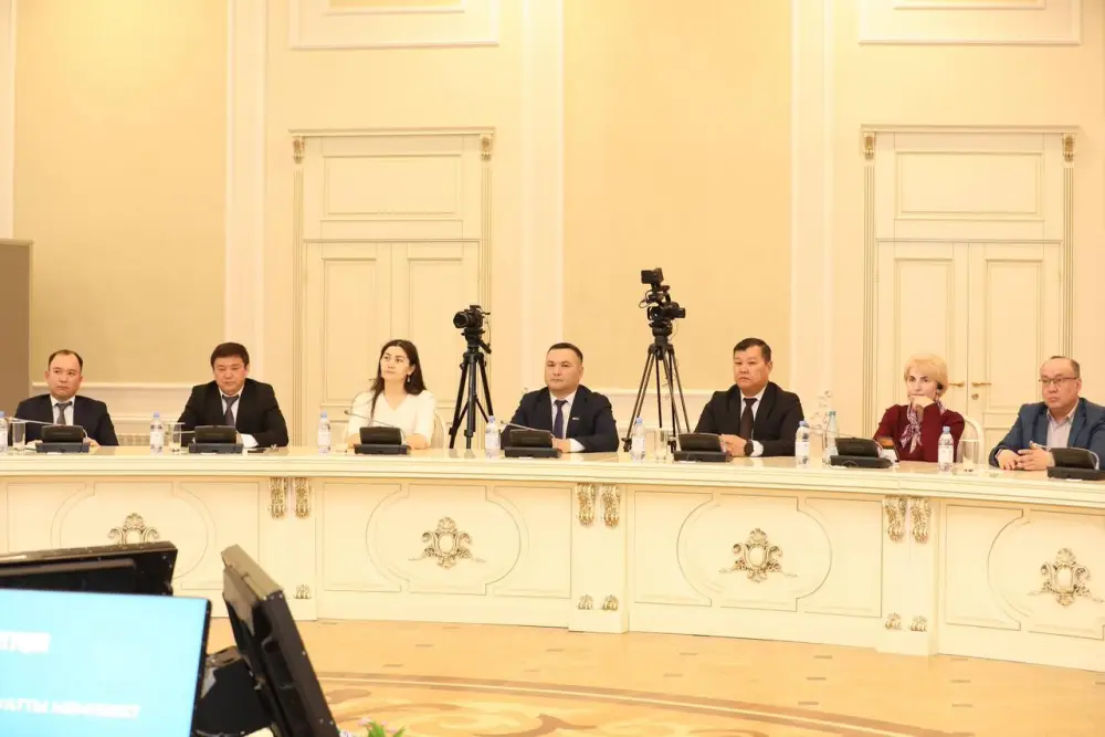Аким Мангистауской области с экспертами обсудил проект новой Конституции (3)