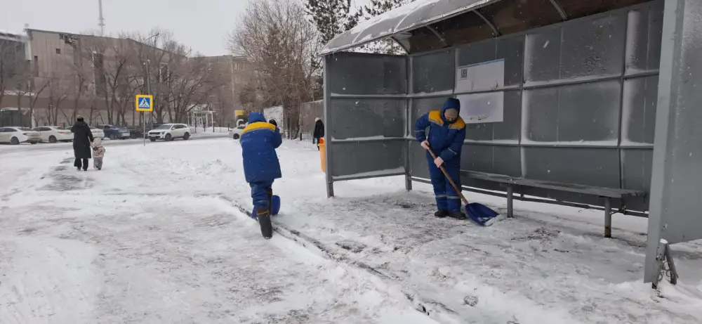 В работе по уборке снега в Астане задействованы тысячи дорожных рабочих (3)