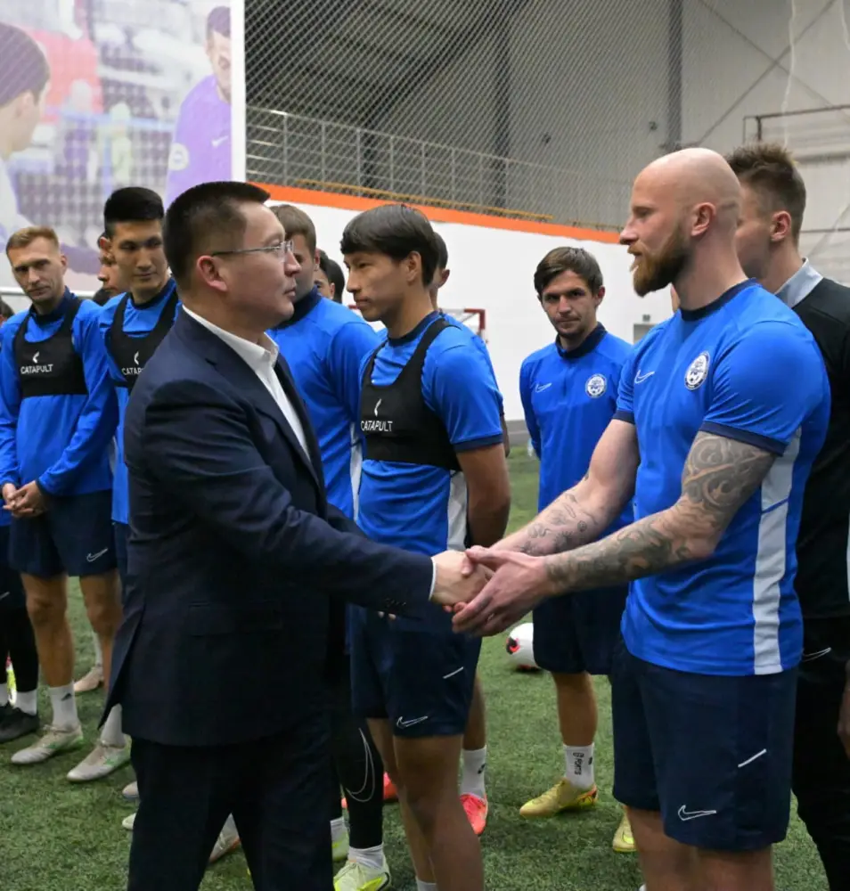 Аким области Асаин Байханов встретился с игроками и тренерским штабом ФК «Иртыш», поздравив команду с началом нового сезона в Премьер-лиге Казахстана (2)