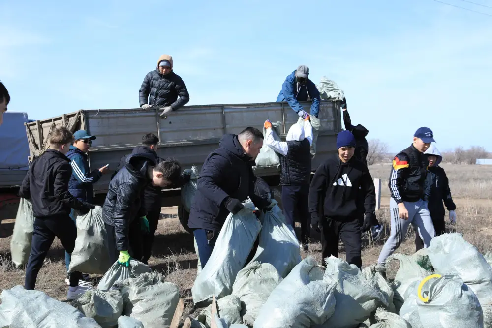 Свыше 200 молодых актюбинцев вышли на субботник в рамках акции «Таза Қазақстан» (3)