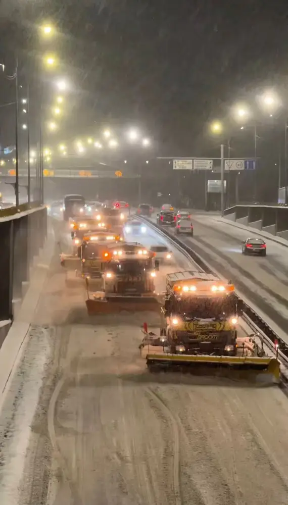В Алматы за ночь выпало до 27 см снега, продолжается очистка улиц (3)