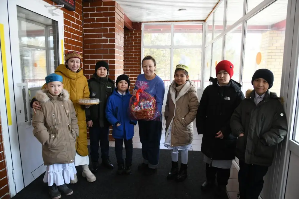 Столичные школьники навестили тружеников тыла и заслуженных педагогов в день Көрісу (4)