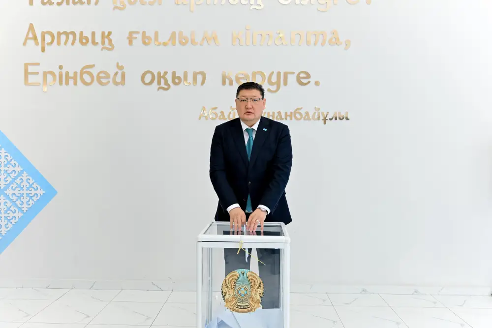 Аким области Абай проголосовал на референдуме (4)