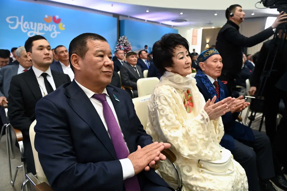 Президент: «Только поколение, которое искренне радеет за свою страну, сможет внести неоценимый вклад в процветание Казахстана» (2)