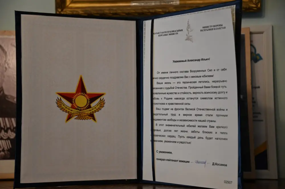 В Караганде военнослужащие поздравили ветерана войны с вековым юбилеем (3)