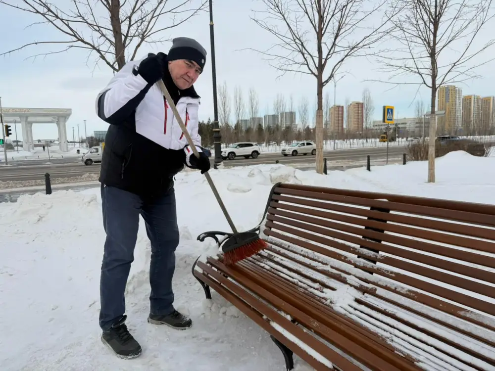 В Астане на территории монумента «Қазақ еліне мың алғыс» провели уборку (2)