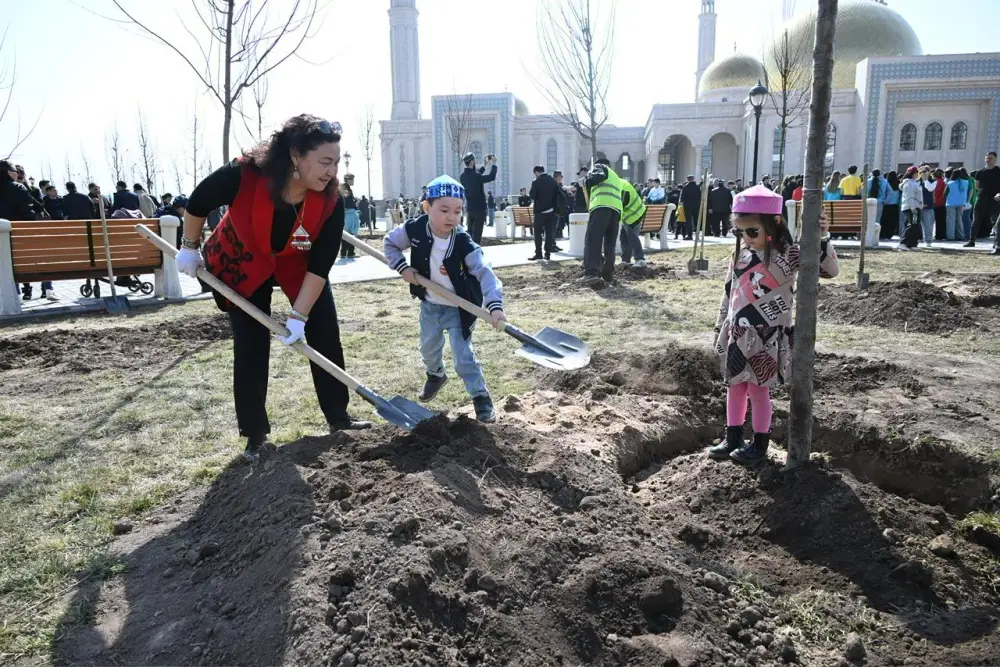 Аким Алматы принял участие в посадке деревьев в рамках празднования Наурыза (5)