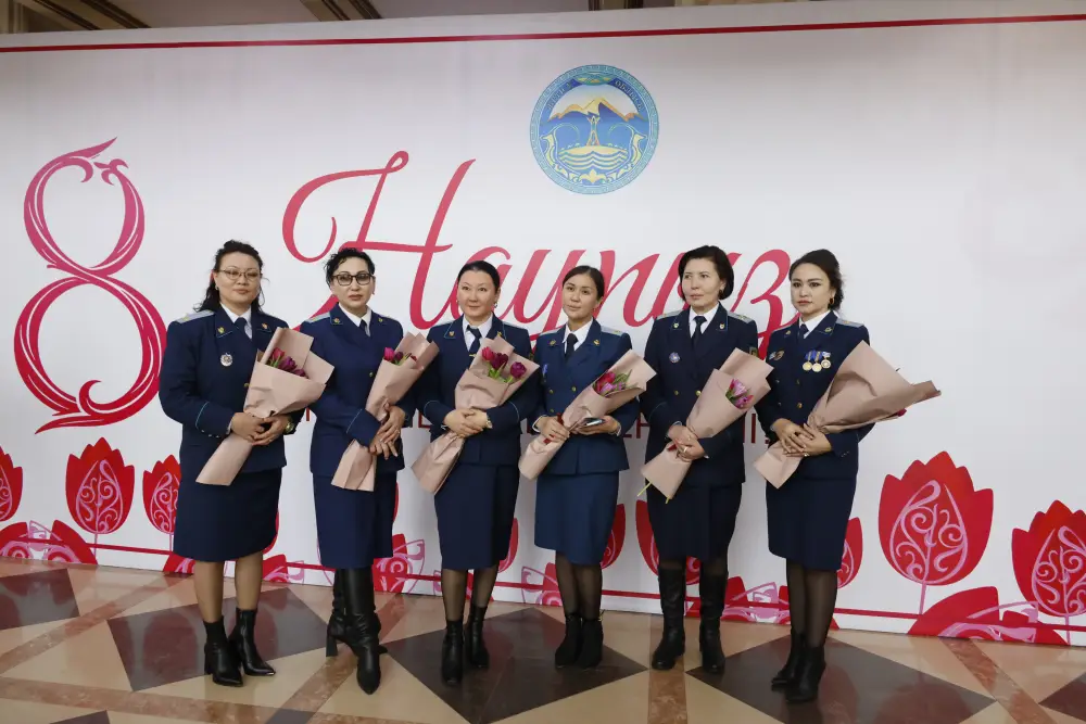 Бейбит Исабаев поздравил жительниц Жетісу с 8 Марта и вручил государственные награды (5)