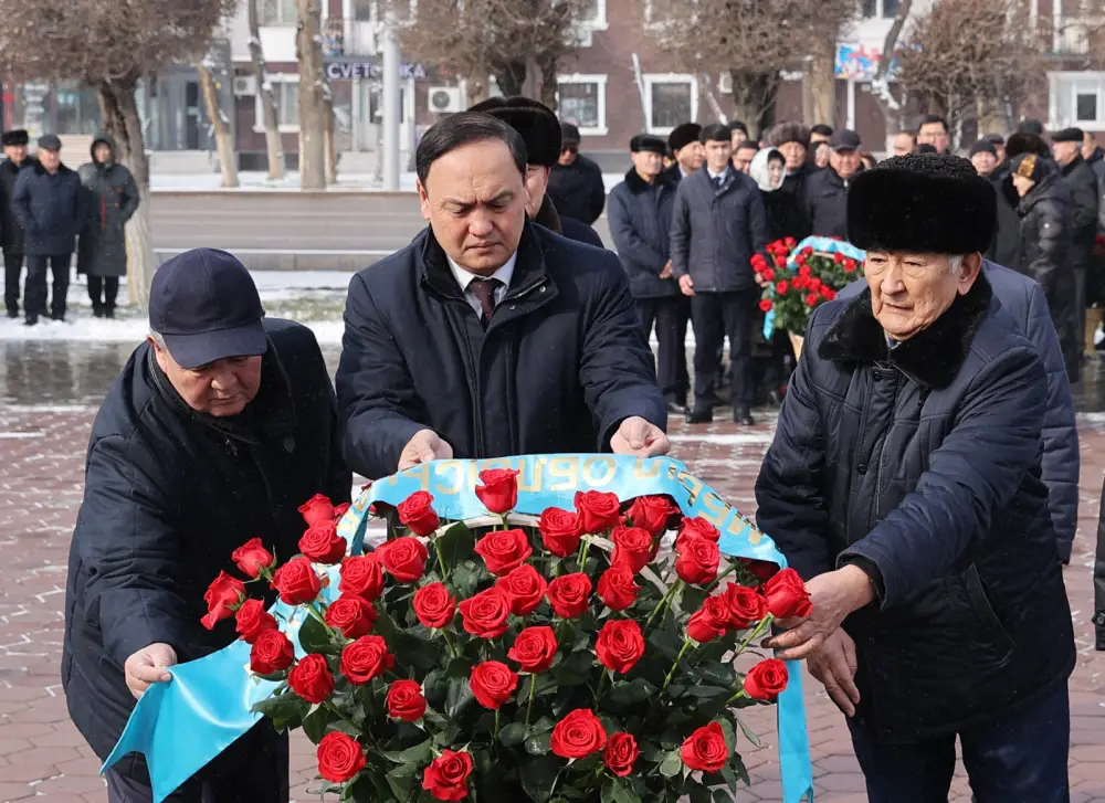 В Таразе состоялась церемония возложения цветов к памятнику Жамбылу Жабаеву (2)