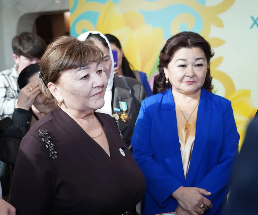 АКИМ ТУРКЕСТАНСКОЙ ОБЛАСТИ ВСТРЕТИЛСЯ С МНОГОДЕТНЫМИ И УВАЖАЕМЫМИ МАТЕРЯМИ И ПОЗДРАВИЛ ИХ С ПРАЗДНИКОМ (5)