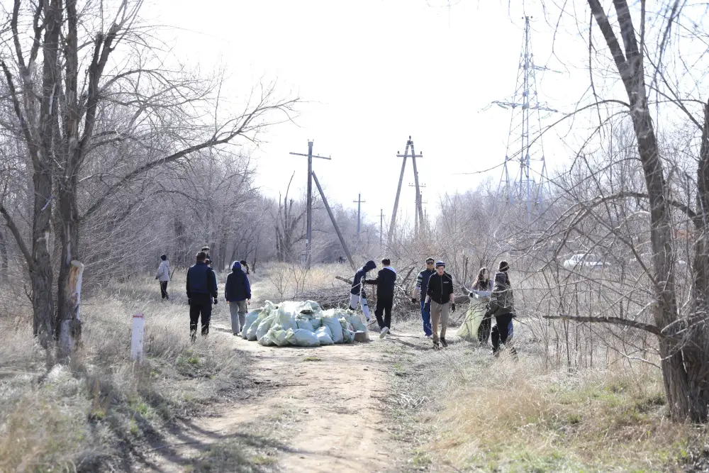 Свыше 200 молодых актюбинцев вышли на субботник в рамках акции «Таза Қазақстан» (5)