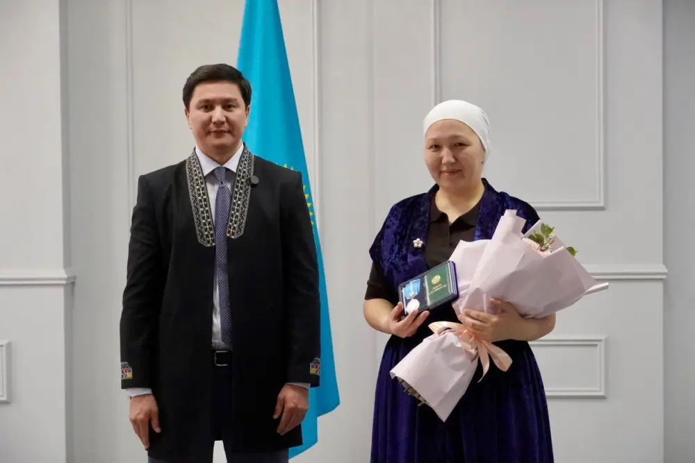 В Астане многодетным матерям вручили подвески «Алтын алқа» и «Күміс алқа» (8)