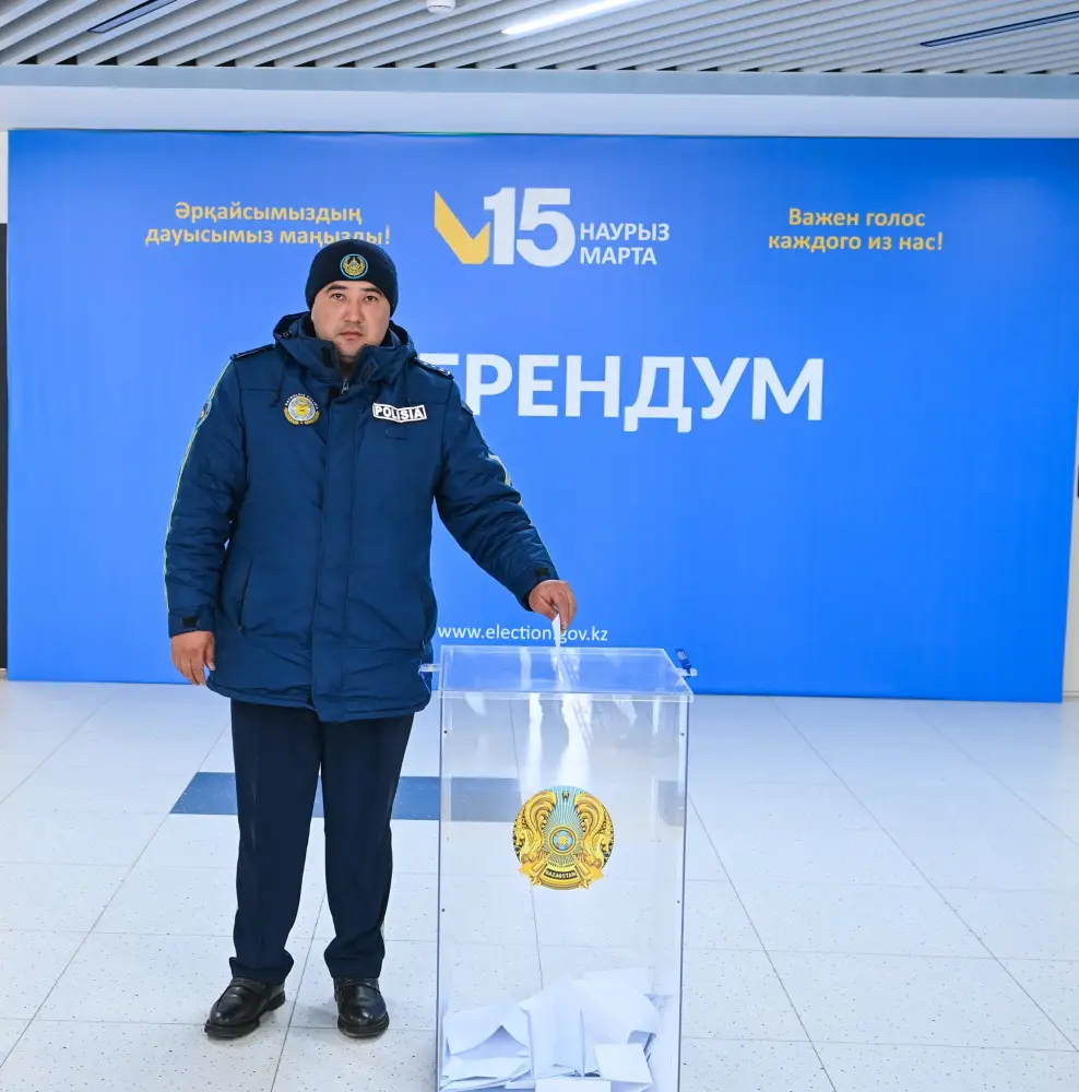 Глава региона проголосовал на республиканском референдуме (7)