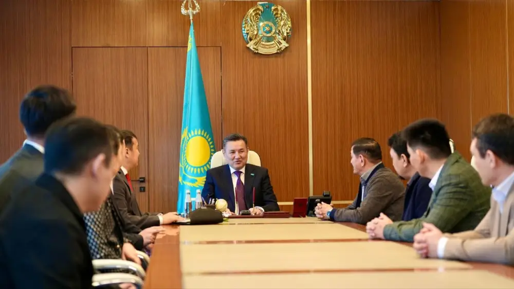 Аким ВКО провёл встречу с победителями республиканского айтыса (6)