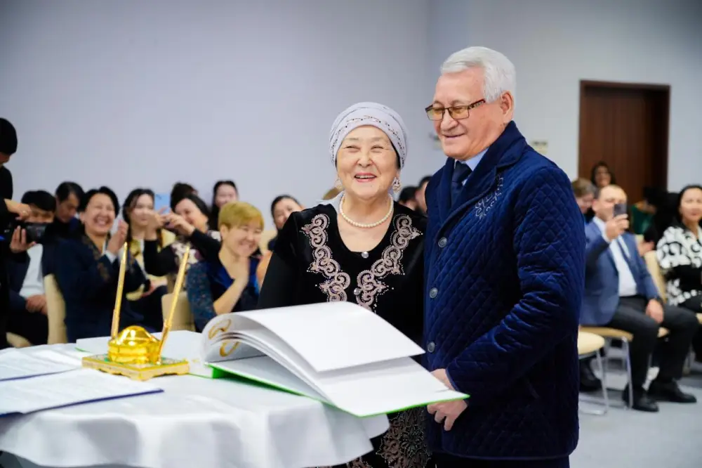 «Семья - сокровище нации»: в Астане молодые пары заключили брак в день семьи (10)