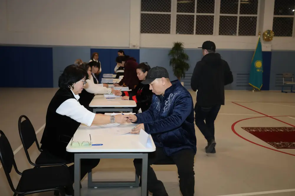 Аким Мангистауской области Нурдаулет Килыбай проголосовал на республиканском референдуме (2)
