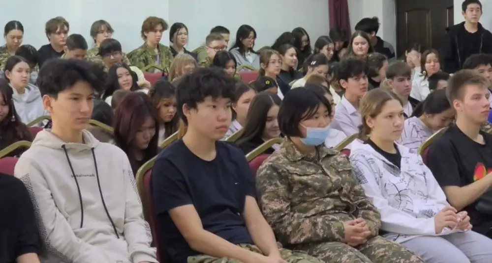 «Закон и порядок»: в Астане студентам колледжа разъяснили вопросы профилактики правонарушений (3)