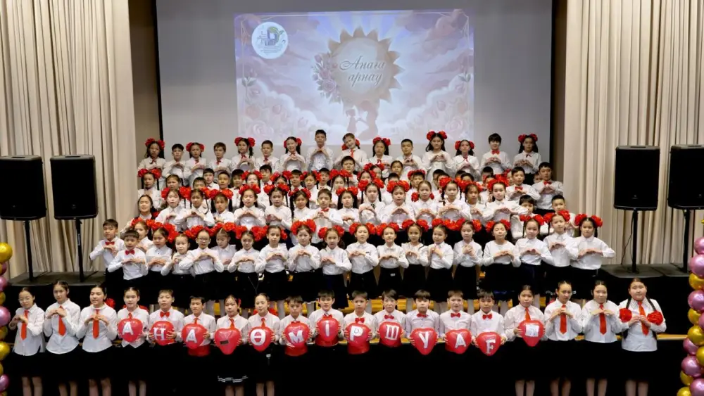 Праздничный хор учащихся и малышей одновременно зазвучал в Астане в честь Международного женского дня (8)