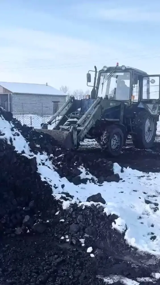 В Тарбагатайском районе нуждающимся семьям передали 35 тонн угля (2)