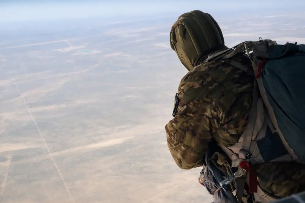 Курсанты военного института впервые выполнили учебные прыжки с парашютом (8)